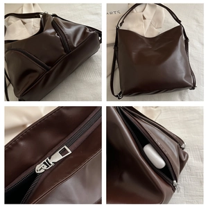 Vues détaillées d'un sac à bandoulière en cuir marron foncé mat avec fermoirs argentés