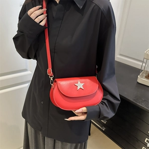 Sac à main selle rouge pour femme avec boucle étoile en strass et bandoulière