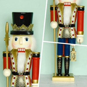 Schiaccianoci classico in legno con uniforme rossa e blu e lanterna decorativa