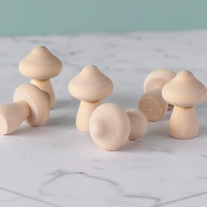 Set aus 6 Mini-Holzpilzen aus Naturholz mit glatter Oberfläche und klarer Maserung