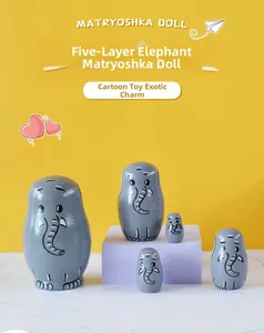 Détail de cinq poupées russes éléphants gris peintes à la main sur fond jaune vif