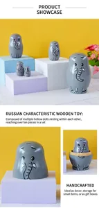 Vue détaillée des poupées russes éléphant gris peintes à la main avec structure emboîtée