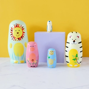 Série de 5 poupées russes en bois avec motifs d'animaux colorés de style dessin animé
