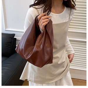 Sac Hobo minimaliste en cuir marron foncé avec bandoulière intégrée et grand format