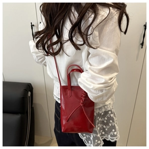 Dettaglio della mini borsa tote rossa in pelle con goffratura Fashion Bags su modella