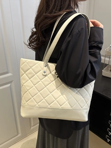 Quilted large capacity tote bag in beige leather for women commuting in 2025 style