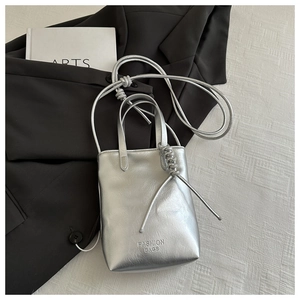 Détail du mini cabas argenté métallisé avec inscription FASHION BAGS gaufrée sur le devant
