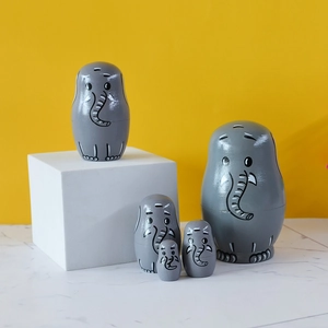 Set de 5 poupées russes éléphant gris peintes à la main sur un support géométrique
