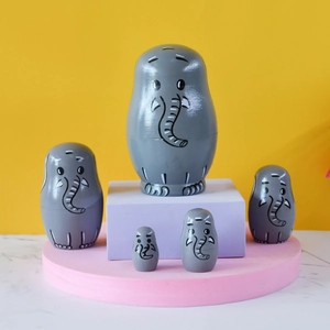 Série de 5 poupées russes gigognes en bois avec des motifs d'éléphants gris minimalistes