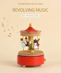 Détail de boîte à musique de Noël en bois avec Père Noël et bonhomme de neige rotatifs