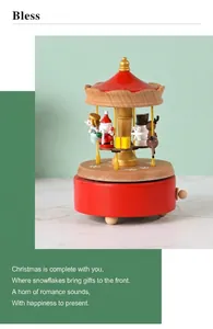 Détail du carrousel musical en bois avec finition rouge et mécanisme à remontage manuel