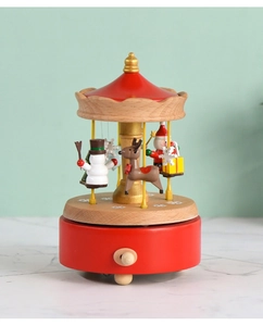Détail de la boîte à musique de Noël en bois avec Père Noël et bouton mécanique