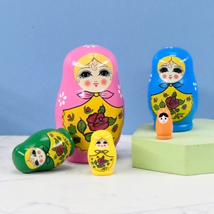 Poupées russes gigognes en bois à cinq couches avec motifs floraux colorés