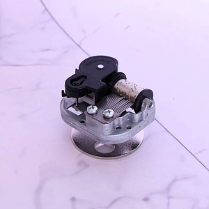 Yunsheng mechanical wind-up music box movement with silver metal base and black cover