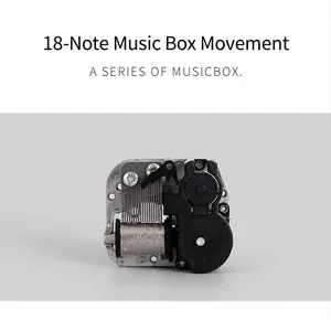 Vue macro détaillée du mouvement mécanique de boîte à musique à 18 notes et engrenages