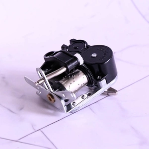 Detailansicht eines mechanischen Spieluhr-Uhrwerks mit Zahnrädern und Metallzylinder