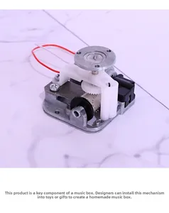 Nahaufnahme des elektrischen Spieluhr-Uhrwerks mit Kabeln für DIY-Bastelprojekte