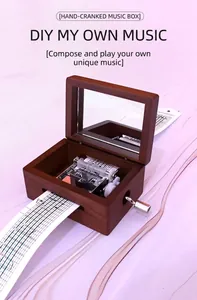Détail macro d'une boîte à musique DIY en noyer avec manivelle et mécanisme à ruban