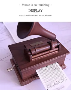 Détail macro de la boîte à musique en noyer avec plaque en laiton et manivelle rétro