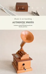 Vue macro détaillée d'une boîte à musique en bois DIY avec manivelle et pièces de gramophone