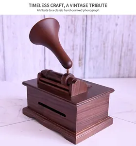 Détail de boîte à musique gramophone vintage en bois avec manivelle et grain de bois sombre