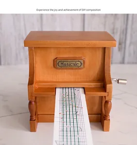 Détail de la boîte à musique vintage en noyer avec manivelle et mécanisme à papier