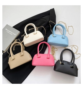 Détails de mini sacs coquillage en cinq couleurs avec texture grainée et bandoulières chaîne