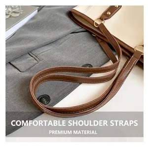 Detail of the high-quality leather shoulder strap with gold metal rings and stitching
