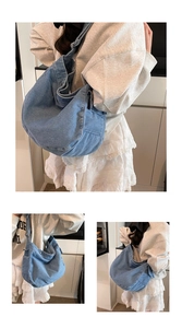 Vue détaillée du sac en jean délavé avec large bandoulière et poches latérales