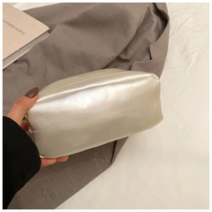 Détail du sac en cuir nacré crème avec l'inscription imprimée Fashion & Bags