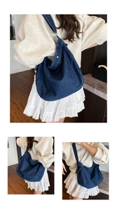 Détail du grand sac bandoulière en denim délavé bleu avec texture souple et large sangle