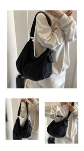 Détail macro du grand sac hobo en toile noire avec poche latérale et anneau métallique