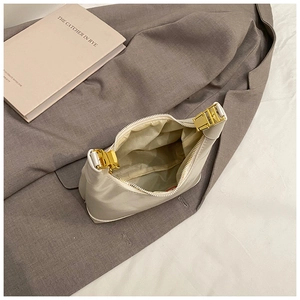 Vue de dessus de l'intérieur du sac porté épaule beige avec fermeture éclair dorée