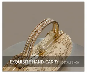 Détail macro d'une pochette de soirée à paillettes avec poignée en métal sertie