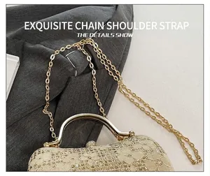 Détails de paillettes dorées élégantes et tissu en dentelle avec bandoulière en chaîne