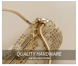 Détails de dentelle à paillettes champagne et ferrures dorées polies sur le sac de soirée