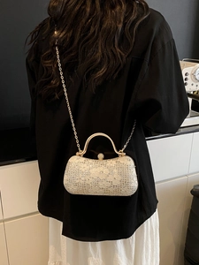 Sac de soirée élégant à paillettes argentées avec fleurs en dentelle porté à l'épaule