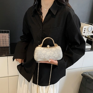Détails du sac de soirée à paillettes beige élégant avec dentelle et fermoir en pierres fines