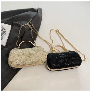 Détail de sacs de soirée à paillettes avec fleurs en dentelle et anses dorées
