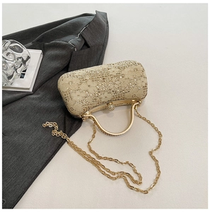 Détail du sac de soirée avec motifs de dentelle champagne et ornements en strass