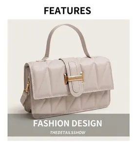 Gros plan sur un sac matelassé beige avec fermoir en métal doré et texture en cuir fin