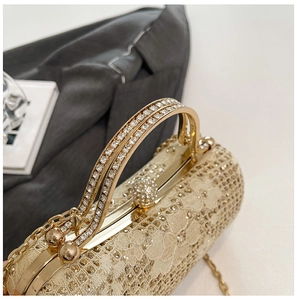Gros plan sur sac en dentelle champagne avec poignées serties de diamants et fermoir cristal