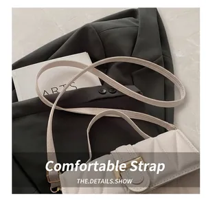 Gros plan détaillé de la bandoulière en cuir confortable sur un sac beige matelassé chic