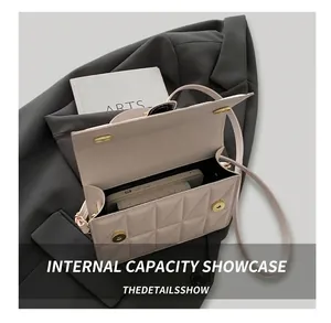 Capacité interne du sac bandoulière matelassé montrant l'espace pour téléphone
