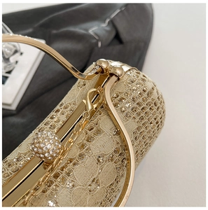 Détail macro d'une dentelle dorée beige avec paillettes et cadre métallique doré brillant