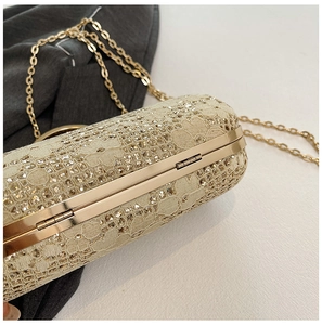 Détail du sac de soirée à paillettes champagne doré avec dentelle et chaîne