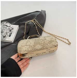 Détail du sac de soirée élégant à paillettes avec dentelle, poignée dorée et bandoulière