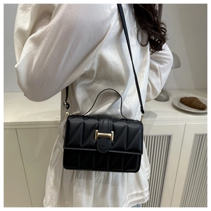 Sac bandoulière matelassé noir avec fermoir en H doré et bandoulière en cuir souple