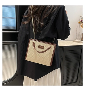 Gros plan sur la texture tissée beige et les bordures en cuir marron d'un sac carré
