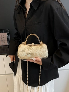 Sac de soirée élégant à paillettes beige avec poignée dorée et détails de dentelle luxe
